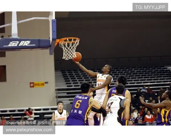 重庆篮球队灵活性展现全场精彩表现引发热议