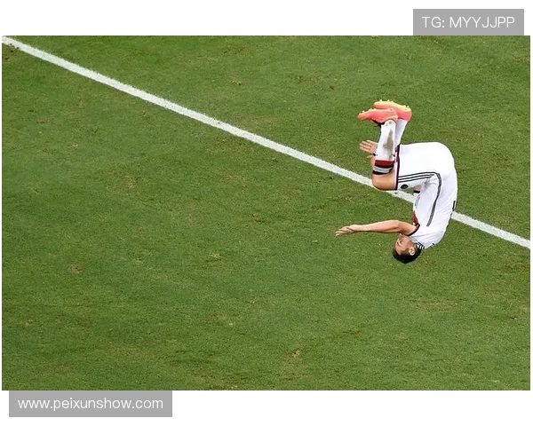 足球明星身着纯白西装展现优雅风采的精彩瞬间